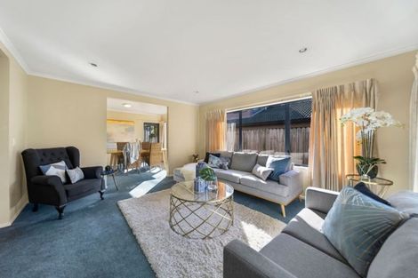 Photo of property in 15 Renlee Place, Shelly Park, Auckland, 2014