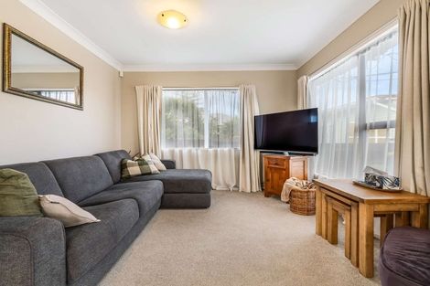 Photo of property in 2 Laura Street, Kelston, Auckland, 0602