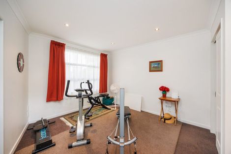 Photo of property in 27 Ruapehu Drive, Fitzherbert, Palmerston North, 4410