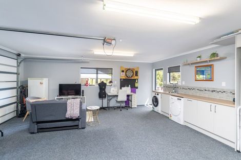 Photo of property in 43 Forest Road, Pinehaven, Upper Hutt, 5019