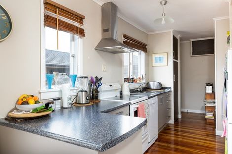 Photo of property in 6 Rarawa Place, Vogeltown, New Plymouth, 4310