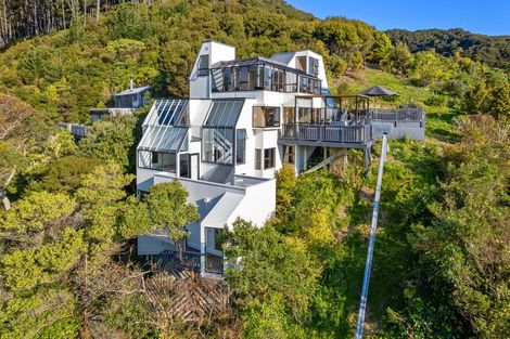 Photo of property in 10 Latham Road, York Bay, Lower Hutt, 5013