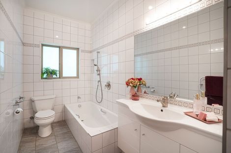 Photo of property in 18 Cloake Way, Palmerston North, 4414