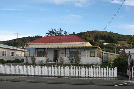 Photo of property in 220 Marine Parade, Bluff, 9814