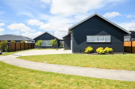 Photo of property in 10 Mediterranean Grove, Fitzherbert, Palmerston North, 4410