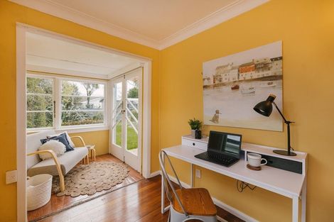 Photo of property in 21 Winston Avenue, Hokowhitu, Palmerston North, 4410
