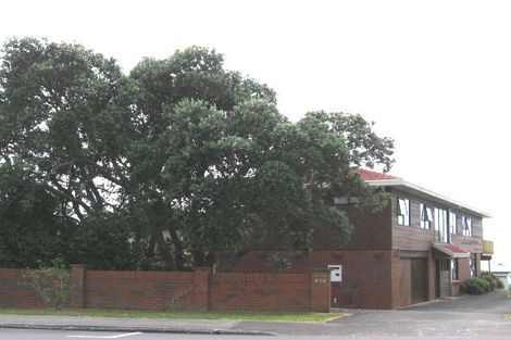 Photo of property in 2/979 Beach Road, Torbay, Auckland, 0630