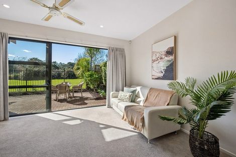 Photo of property in 8/9-13 Fields Parade, Oteha, Auckland, 0632