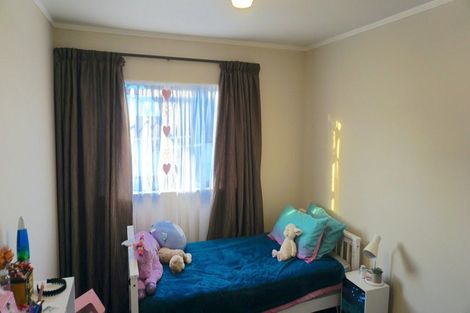 Photo of property in 2/14 Sandgate Avenue, Botany Downs, Auckland, 2010