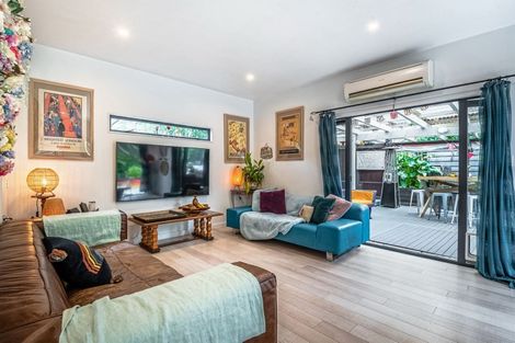 Photo of property in 6a Tallington Crescent, Torbay, Auckland, 0630