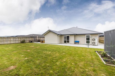 Photo of property in 6 Cyprus Place, Fitzherbert, Palmerston North, 4410