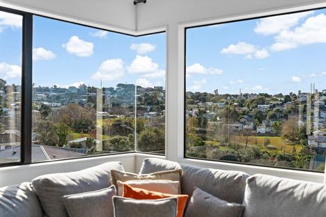 Photo of property in 10 Camilla Grove, Totara Vale, Auckland, 0629