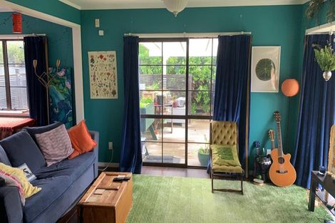 Photo of property in 5 Tawa Road, Te Atatu Peninsula, Auckland, 0610