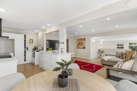 Photo of property in 1/13 Harrybrook Road, Green Bay, Auckland, 0604