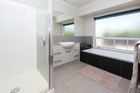 Photo of property in 13 Chateau Rise, Flat Bush, Auckland, 2016