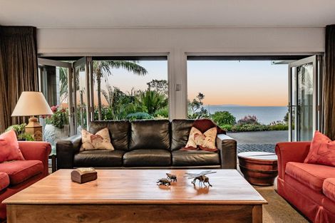 Photo of property in 33 Chelverton Terrace, Red Beach, 0932