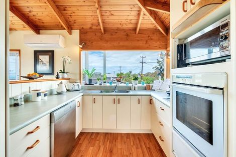 Photo of property in 23 Knights Road, Rothesay Bay, Auckland, 0630