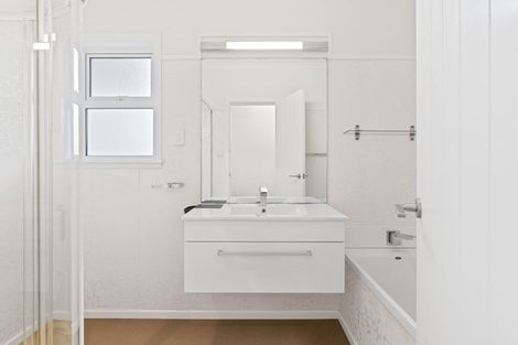 Photo of property in 73 Kawiu Road, Levin, 5510