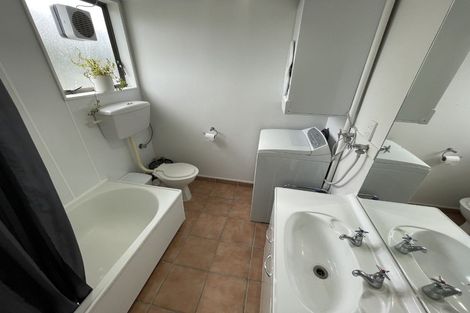 Photo of property in 152 Akaroa Drive, Maupuia, Wellington, 6022