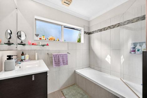 Photo of property in 3 Zefiro Drive, Massey, Auckland, 0614
