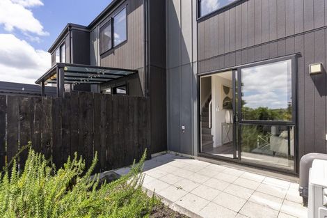 Photo of property in 11/8 Chivalry Road, Glenfield, Auckland, 0629