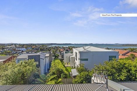 Photo of property in 2/143a Wiseley Road, West Harbour, Auckland, 0618