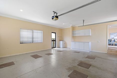 Photo of property in 33 Cricklade Terrace, Windsor Park, Auckland, 0632