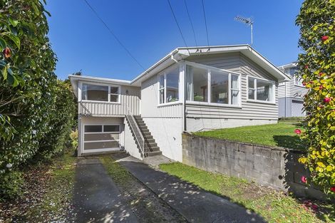 Photo of property in 17 Saint Edmund Crescent, Tawa, Wellington, 5028
