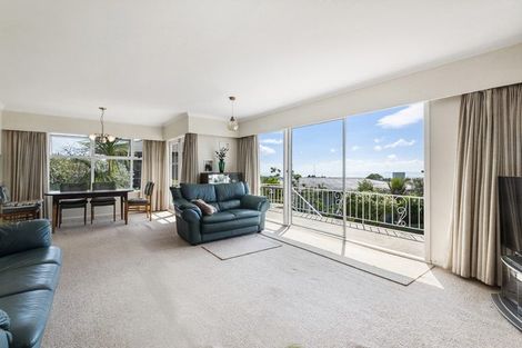 Photo of property in 13 Windsor Place, Windsor Park, Auckland, 0630