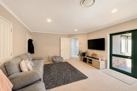 Photo of property in 28 Piper Place, Goodwood Heights, Auckland, 2105
