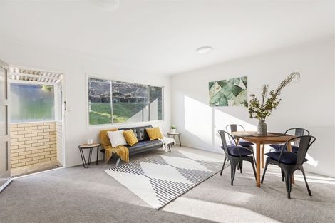 Photo of property in 1/406 Glenfield Road, Glenfield, Auckland, 0629