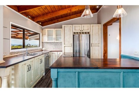 Photo of property in 70 Wade River Road, Stanmore Bay, Whangaparaoa, 0932