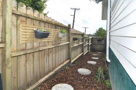 Photo of property in 50 Beaubank Road, Kelston, Auckland, 0602