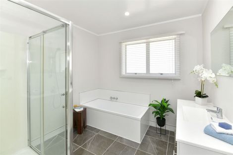 Photo of property in 252 Whangaparaoa Road, Red Beach, 0932