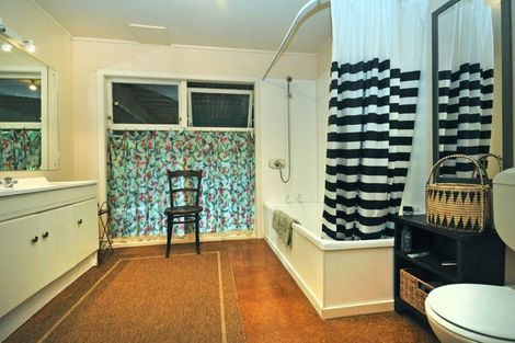 Photo of property in 42 Kauri Road, Laingholm, Auckland, 0604