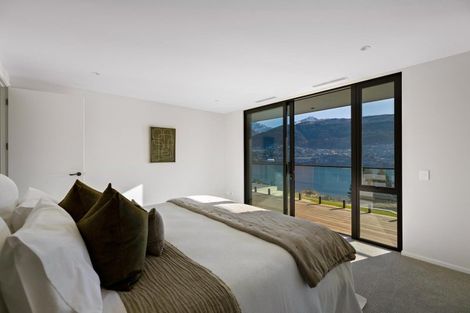 Photo of property in 6 Red Deer Rise, Kelvin Heights, Queenstown, 9300