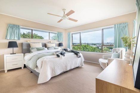 Photo of property in 16 Trevone Place, Forrest Hill, Auckland, 0620