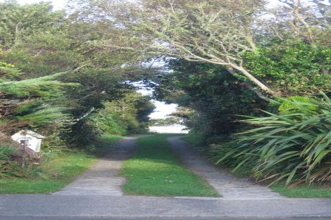 Photo of property in 18 Somes Crescent, Newlands, Wellington, 6037