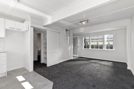 Photo of property in 5a Roslyn Terrace, Stanley Point, Auckland, 0624