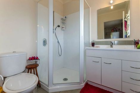 Photo of property in 2/13 Teviot Place, Totara Vale, Auckland, 0629