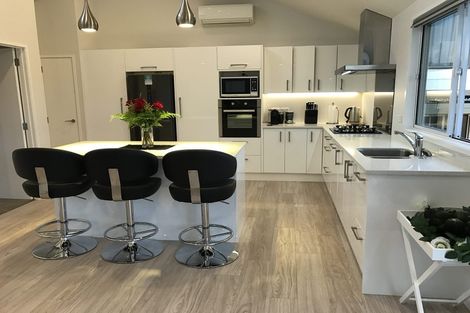 Photo of property in 39 Deverell Place, Northcross, Auckland, 0632