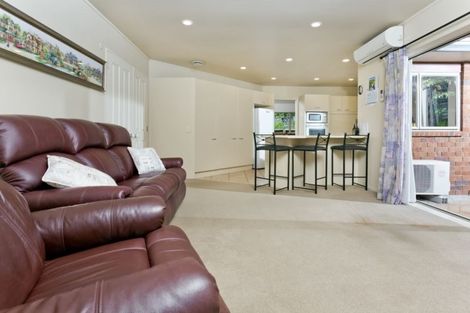 Photo of property in 8 Falstone Lane, Browns Bay, Auckland, 0630