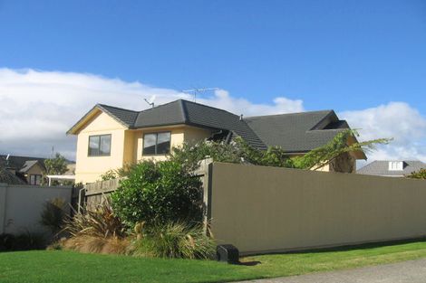Photo of property in 13 Claverton Grove, Churton Park, Wellington, 6037