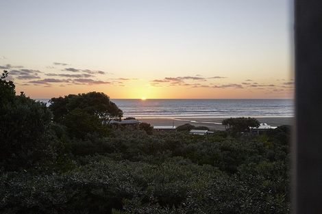 Photo of property in 72 Garden Road, Piha, New Lynn, 0772