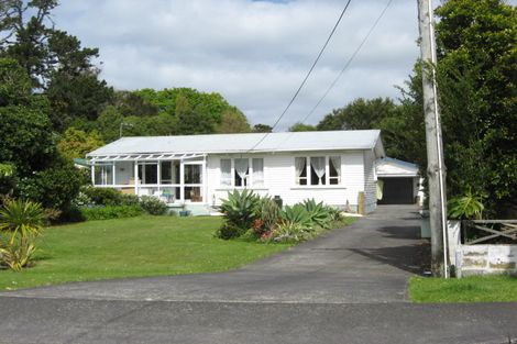 Photo of property in 33 The Terrace, Herald Island, Auckland, 0618