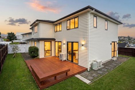 Photo of property in 19a Northcross Drive, Oteha, Auckland, 0632