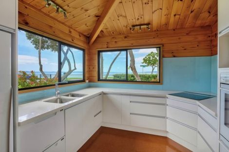 Photo of property in 33 The Esplanade, Eastern Beach, Auckland, 2012