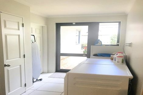 Photo of property in 1 Canonbie Place, East Tamaki Heights, Auckland, 2016