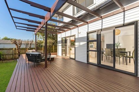 Photo of property in 28 London Street, Te Atatu Peninsula, Auckland, 0610