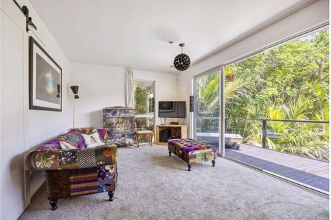 Photo of property in 609 South Titirangi Road, Titirangi, Auckland, 0604
